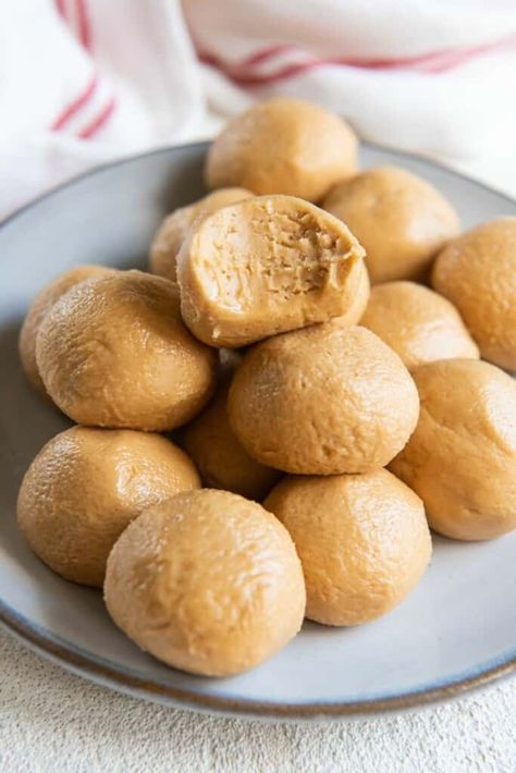 Delicious Air Fryer Recipes, Skippy Peanut Butter, Peanut Ball, Peanut Butter Balls Recipe, 3 Ingredient Desserts, Peanut Butter Bites, Dump Cakes, Chewy Peanut Butter Cookies, Butter Balls