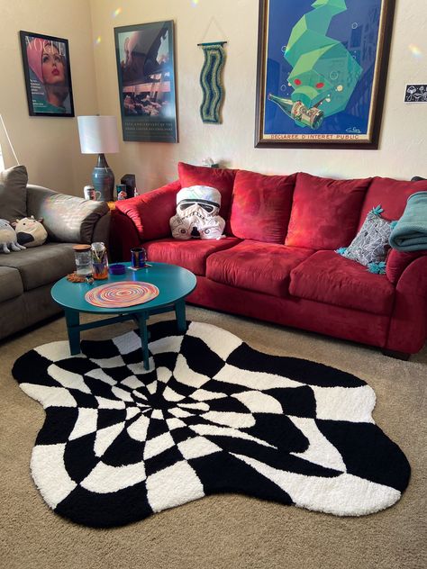 𝕥𝕒𝕥𝕖𝕣𝕓𝕒𝕝𝕝𝕫 on Twitter: "GUYS LOOK AT HOW BIG THIS RUG THAT I MADE IS 😭💖… " Funky Room Aesthetic, Funky Room, Funky Aesthetic, Black And White Rug, Deco Studio, Funky Decor, Apartment Aesthetic, Room Deco, Indie Room