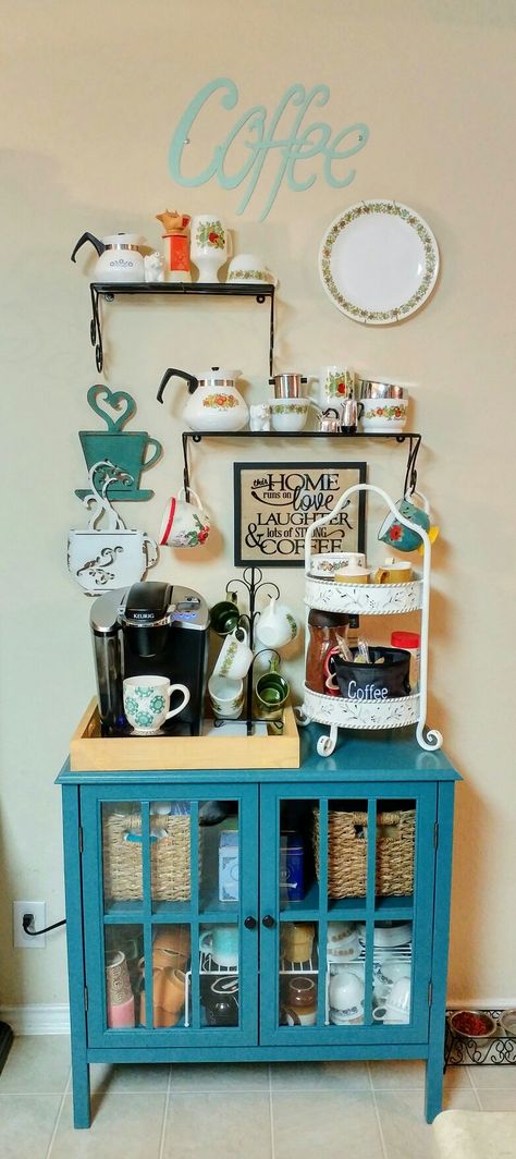 Friends Inspired Coffee Bar, Coffee Bar Maximalist, Coffee Bar Colorful, Funky Coffee Bar, Vintage Coffee Bar, Hippie House, Coffee Bar Ideas, Diy Coffee Bar, Coffee Bar Design