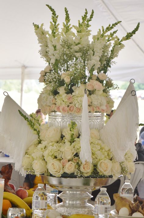 paj khi tes, hmong paj Hu Plig Khi Tes Centerpiece, Khi Tes Centerpiece, Hmong Blessing Centerpiece, Hmong Backdrop Ideas, Hmong Party Decorations, Hmong Hand Tying Ceremony, Hmong Wedding Food, Hmong Wedding Decorations, Lao Blessing Ceremony