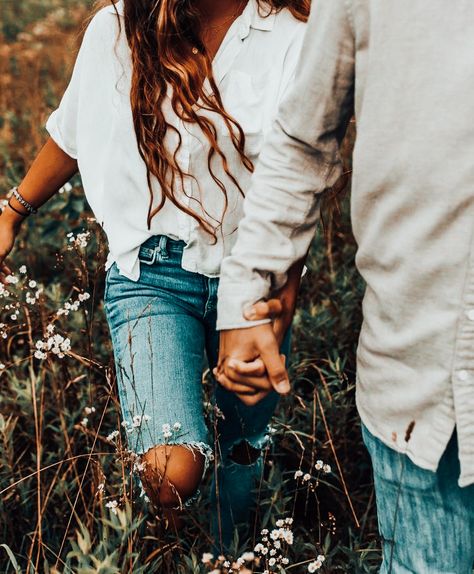 Denim And White Outfit, Fall Couple Pictures, Fall Couple Photos, Shooting Couple, Engagement Picture Outfits, Cute Engagement Photos, Couple Engagement Pictures, Anniversary Pictures, Engagement Pictures Poses