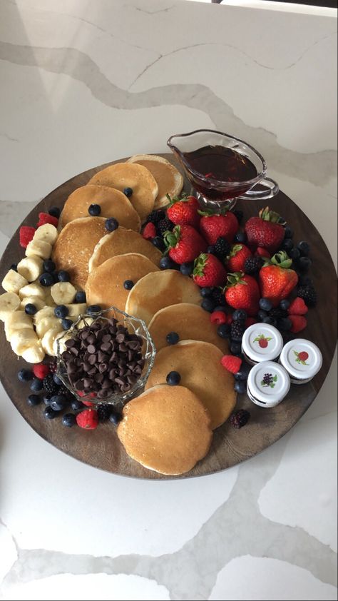 Breakfast Food Pictures, Cute Brakefast Ideas, Boyfriend Birthday Breakfast Ideas, Pancake Breakfast Board, Pretty Breakfast Aesthetic, Birthday Breakfast Ideas For Him Husband, Breakfast Set Up Ideas At Home, Cute Birthday Breakfast Ideas, Pretty Breakfast Ideas