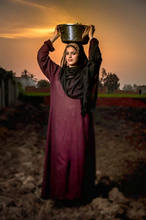 Egyptian Women Egyptian Countryside, Egyptian People, Life In Egypt, Egyptian Painting, Farmer Girl, Egyptian Beauty, Egyptian Women, Old Egypt, Nice Pic