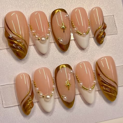 white and gold freestyle 🤍✨ custom set in medium almond . . #pressonnails #pressonnailbusiness #whiteandgoldnails #goldchromenails #goldnailart #freestylenails #frenchnails #3dnailart #nailart Almond Gold Nails Designs, 2025 Nail Inspo Almond, Gold French Tip Nail Designs, Almonds Nails Designs, Press On Nails Set, Press On Nail Card Design, Gold And Nude Nail Designs, Gold And White Almond Nails, Gold Chrome Nail Designs