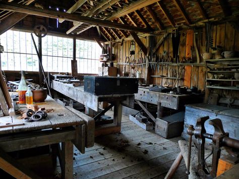 Windlesham carpenter’s shop, Weald and Downland Open Air Museum Wood Shops, Garage Workshop Layout, Work Shops, Wood Trellis, Outdoor Storage Bench, Workshop Layout, Woodworking Bench Plans, Work Benches, Workshop Studio