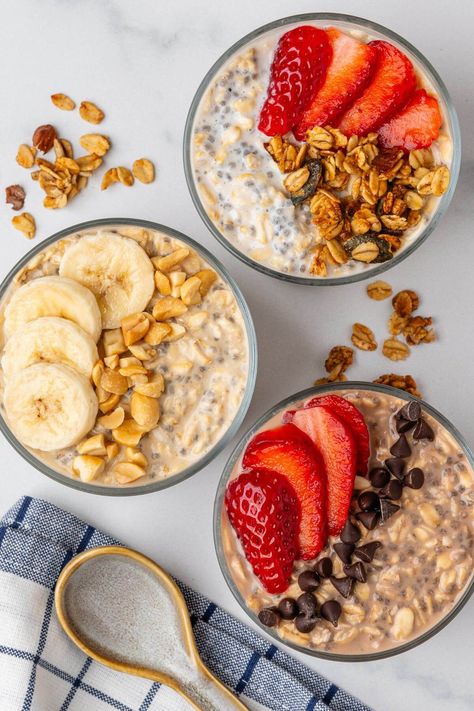 These Protein Overnight Oats are a game changer and perfect for busy mornings. Made in minutes with 4 ingredients packed with 28 grams of protein! Overnight Oats Protein, Vanilla Protein Shake, Protein Shake Ingredients, Overnight Oats Recipe Easy, Greek Yogurt Pancakes, Protein Overnight Oats, Vanilla Protein Shakes, Oat Recipes Healthy, Overnight Oats Recipe Healthy