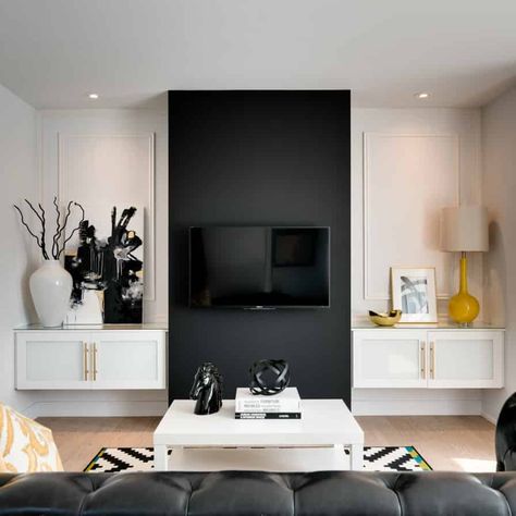 Black TV wall design - Trendir Tv A Muro, Tv Wall Ideas, Feature Wall Living Room, Room Accent Wall, Black And White Living Room, Black Living Room, Living Room Entertainment, Accent Walls In Living Room, Trendy Living Rooms