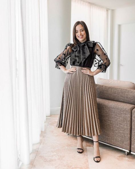 Carol | Lifestyle Influencer on Instagram: “No Saturday is complete for me without puffy sleeves and midi skirts 😅 I’m currently wearing pjs but I that’s the outfit I wish I was…” Skirt And Top Outfits, Pleated Fashion, Pleated Skirt Outfit, Tennis Skirt Outfit, Women Blouses Fashion, Pleated Long Skirt, Trendy Fashion Tops, Dress And Heels, Elegant Outfit