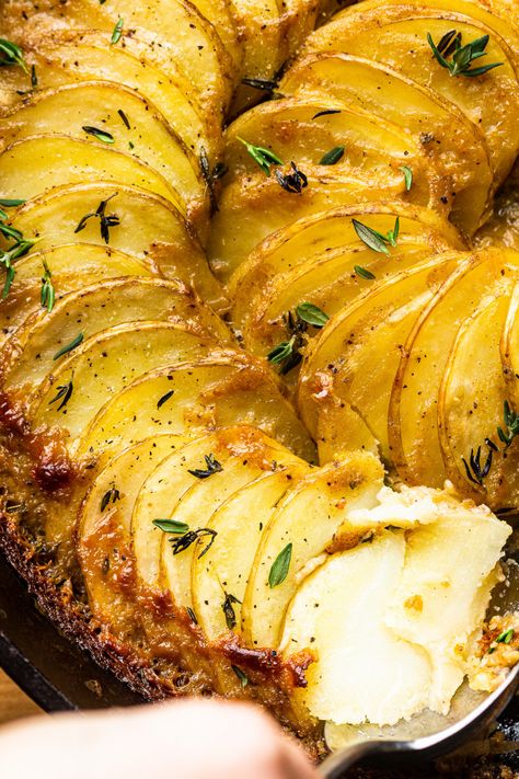 vegan potato gratin easy open Vegan Potato Gratin Recipe, Vegan Gratin Potatoes, Vegan Duchess Potatoes, Vegan Potato Au Gratin, Vegan Potatoes Au Gratin, Vegan Potato Gratin, Dairy Free Potato Gratin, Vegan Au Gratin Potatoes, Vegan Gratin