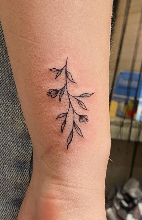 Simple Ivy Tattoo, Small Vine Tattoo, Ivy Vine Tattoo, Simple Vine Tattoo, Wren Tattoo, Unique Tattoos Black Women, Ivy Tattoo, Left Arm Tattoos, Minimalistic Tattoos