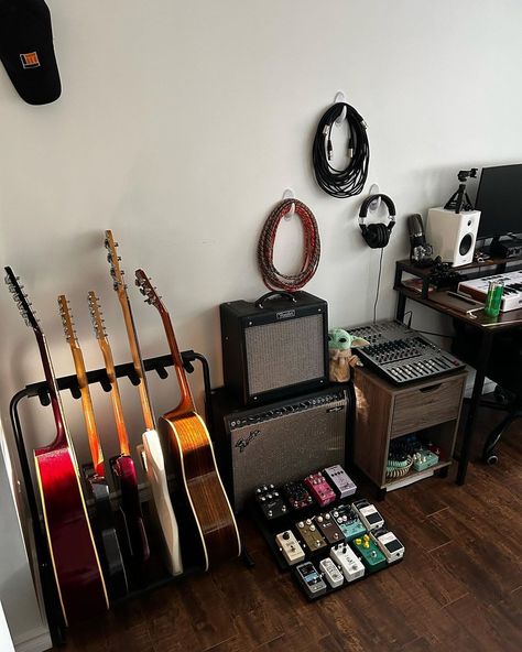 The Rig Snap (@therigsnap) • fotos e vídeos do Instagram Studio Guitar Room, Guitar Man Cave, Bedroom Guitar Setup, Guitar Corner Bedroom, Music Rooms Ideas, Shoegaze Pedalboard, Room Ideas Rock, Music Room Ideas Home, Art And Music Room