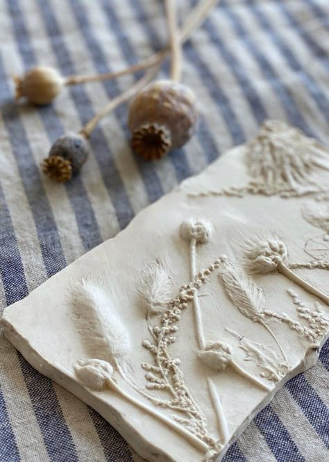 How to make botanical plaster cast tiles with flowers Diy Fossils, Plaster Tiles, Apartment Decor Aesthetic, Paris Crafts, Plaster Casting, Diy Keramik, Cuadros Diy, Flower Pressing, Diy Plaster