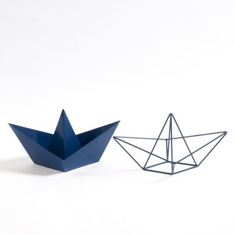 Lot de 2 bateaux origami métal Gayoma La Redoute Interieurs : prix, avis & notation, livraison. Bateau origami en métal Gayoma. Deux petits bateaux qui viendront égayer la décoration de votre intérieur d'un style océanique rafraîchissant.Caractéristiques des 2 bateaux origami en métal, Gayoma :Structures en métal (1 plein et 1 filaire) recouvert de peinture époxyDimensions des 2 ba... Kids Bedroom Wall Decor, Deco Marine, Origami Boat, Wire Cover, Epoxy Paint, Polygon Art, Air Dry Clay Projects, Nautical Looks, Paper Boat