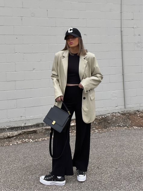 Ball Cap And Blazer Outfit, Blazer With Cap Outfit, Blazer And Hat Outfit, Blazer And Cap Outfit, Black Cap Outfits For Women, Baseball Cap Outfit Fall, Blazer And Baseball Hat Outfit, Outfits With Hats Ball Caps, Black Baseball Cap Outfit