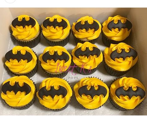 Batman Grooms Cake, Batman Pasta, Batman Cake Pops, Batman Themed Birthday Party, Batman Cupcakes, Batman Birthday Cakes, Superhero Theme Party, Batman Cake, Girly Cakes