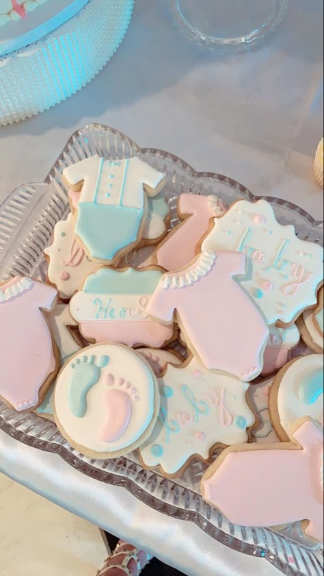 Foto Gender Reveal, Gender Of Baby, Simple Gender Reveal, Creative Gender Reveals, Gender Reveal Baby Shower Themes, Twin Gender Reveal, Gender Reveal Cookies, Baby Gender Reveal Party Decorations, Gender Reveal Announcement