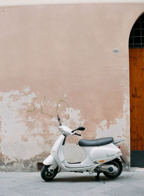 Florence Honeymoon, White Vespa, White Scooter, Rooftop Drinks, Photography Italy, Italy Honeymoon, Pretty Bike, Living In Italy, Vespa Scooters