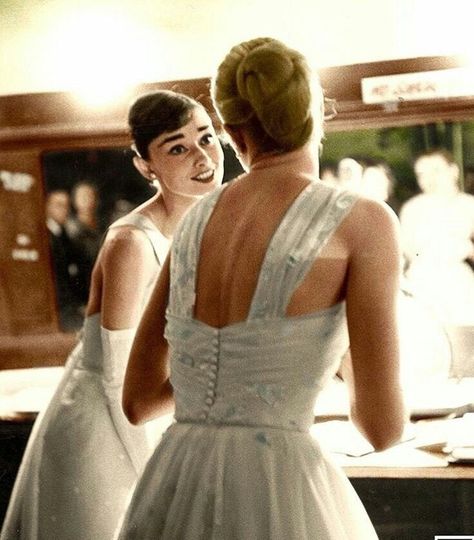 Audrey Hepburn & Grace Kelly backstage at the 1956 oscars Audrey Hepburn Style Icon, Grace Kelly Dresses, Grace Kelly Wedding Dress, Grace Kelly Wedding, Grace Kelly Style, Classic Hollywood Glamour, Hollywood Costume, Princess Grace Kelly, Hollywood Hair