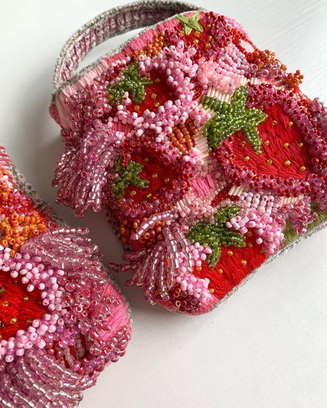 Beaded Purses Pattern Tutorials, Beads Bag, Embroidery Purse, Sac Diy, Textile Art Embroidery, Hand Beaded Embroidery, Tambour Embroidery, Embellished Bags, Embroidery Bags