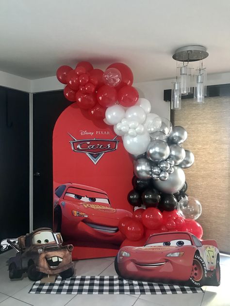 Mcqueen Balloon Decor, Lighting Mcqueen Birthday Decorations, Lightning Mcqueen Balloon Arch, Lightning Mcqueen Balloon Garland, Mcqueen Decoration Party Ideas, Disney Cars Balloon Garland, Lighten Mcqueen Birthday Party, Cars Theme Birthday Party Cake, Mcqueen Backdrop