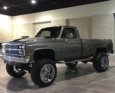 Lifted Trucks on Twitter: "#Throwback https://t.co/eUsNnvSuir" Lifted Chevy Trucks, Square Body Chevy, Jeep Pickup Truck, Pickup Camper, Studebaker Trucks, Truck Diy, Chevy Diesel Trucks, Duramax Diesel, Jeep Pickup