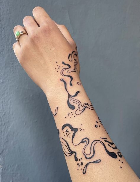 Circle Shaped Tattoos, Swirly Tattoo, Tattoo Main, Swirl Tattoo, Wrap Around Tattoo, Artsy Tattoos, Funky Tattoos, Handpoke Tattoo, Dream Tattoos