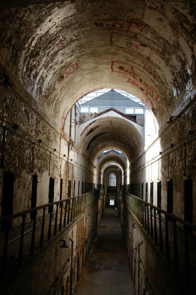 One of the two story cell blocks in Eastern State Penitentiary. WIkipedia Scariest Movies, Real Ghost Stories, Real Ghost, Eastern State Penitentiary, Haunted Hotel, Places In America, Most Haunted Places, Real Ghosts, Al Capone