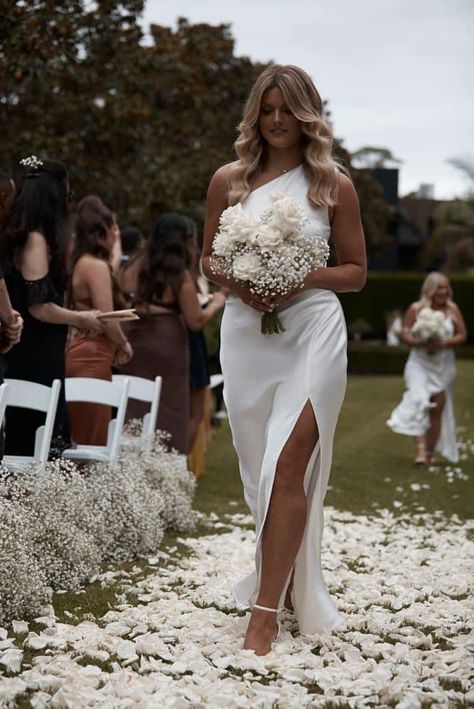 Bride Flower Bouquet Gypsophila, Classy Wedding Floral Arrangements, Classy White Bouquet, Classy Bridesmaid Bouquet, Romantic September Wedding, Castle Wedding Bouquet, Aisle Runner Alternative, Wedding Dress Wrist Loop, Bouquet Of Flowers Wedding Bridesmaid