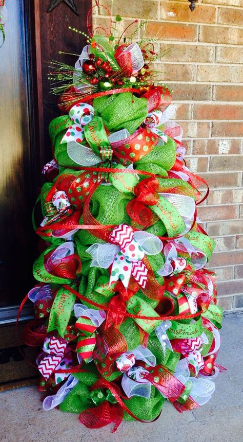 Natal, Deco Mesh Christmas Tree, Wreaths Ribbon, Tomato Cage Crafts, Diy Trees, Christmas Decorating Hacks, Diy Grinch, Mesh Christmas Tree, Tomato Cage Christmas Tree