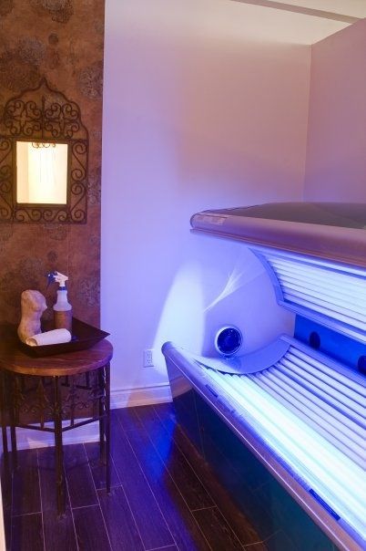 I would absolutely love to have my own tanning bed. Tanning Room Decor, Tanning Salon Design, Tanning Salon Decor, Basement Workout Room, Cabinet Decor Ideas, Tanning Shop, Tan Bedroom, Tanning Studio, Tanning Room