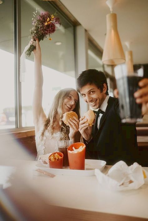 Informal Wedding Photos, Mcdonalds Engagement Shoot, Fast Food Couple Photoshoot, Mcdonalds Wedding, Aesthetic Marriage, Pizza Wedding, Friday Wedding, Foto Wedding, Pre Wedding Shoot Ideas