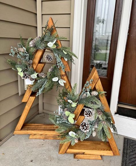 Wooden Christmas Trees Front Porch, 2x4 Trees, Wooden Winter Decor, Diy Wood Projects For Beginners, Tree Stump Decor, Jul Diy, Christmas Diy Wood, Wooden Christmas Crafts, Wooden Christmas Tree