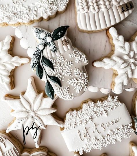 Winter Cookies Decorated, Snowflake Cookies Decorating, Xmas Cookies Recipes, Mitten Cookies, Snowflake Sugar Cookies, Christmas Sugar Cookies Decorated, Spending Time With Family, Soft Gingerbread Cookies, Sugar Cookie Royal Icing