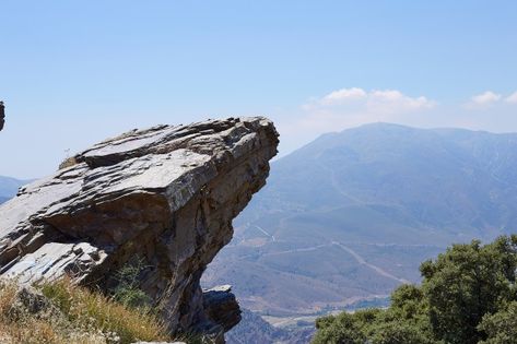 Standing empty on top of a mountain view... | Premium Photo #Freepik #photo #nature #sports #blue #mountain Cliff Pictures, On Top Of A Mountain, Cliff Edge, China Architecture, Top Of A Mountain, Ocean Shores, On Clouds, Blank Space, Animation Background