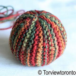 Knitted Soft Playing ball Pattern Knitted Ball, Christmas Knitting Patterns Free, Knitted Toys Free Patterns, Beginner Knitting Patterns, Creative Crochet, Christmas Knitting Patterns, Doll Ideas, How To Start Knitting, Knitted Dolls