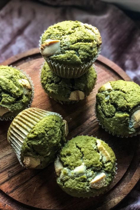 Matcha muffins are a delightful fusion of Eastern and Western flavors, infusing your everyday muffin experience with the charming essence of Japanese matcha. While the usual suspects—flour, sugar, eggs, milk, and butter—make their appearance, the real star is the vibrant green matcha powder. These muffins boast a unique earthy flavor, courtesy of the matcha, harmonizing beautifully with the sweetness of sugar and the richness of butter. Matcha Snacks, Matcha Muffins, Matcha Baking, Make Matcha, White Chocolate Muffins, Matcha White Chocolate, How To Make Matcha, Japanese Bread, Matcha Dessert