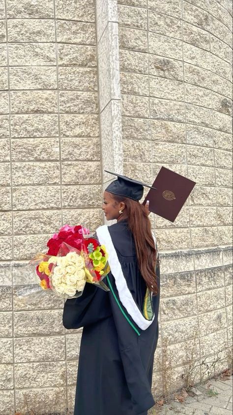 😋 😛 😝 😜 🤪 Graduation Cap Design Ideas, Cap Design Ideas, Poses Graduation, Graduation Outfit College, Grad Picture Ideas, Graduation Cap Decoration Diy, College Graduation Pictures Poses, Masters Graduation, College Graduation Photoshoot