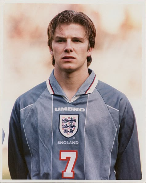 David Beckham of England in 1997. Old Football, David Beckham England, Young Beckham, David Beckham Fashion 2000s, David Beckham 90s, Young David Beckham, Old Players Football, David Beckham 1999, David Ginola