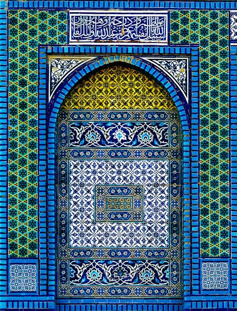 Aqsa Masjid, Japanese Symbols Tattoo, The Dome Of The Rock, Rock Tile, Islamic Tiles, Ben Johnson, Temple Mount, Mosque Art, Islamic Art Canvas