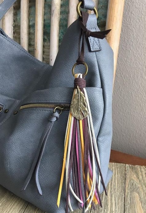 Tassen Hanger, Boho Bag Charm, Purse Charms Diy, Boho Leather Bags, Diy Leather Projects, Leather Craft Projects, Diy Handbag, Tassels Fashion, Tassel Jewelry