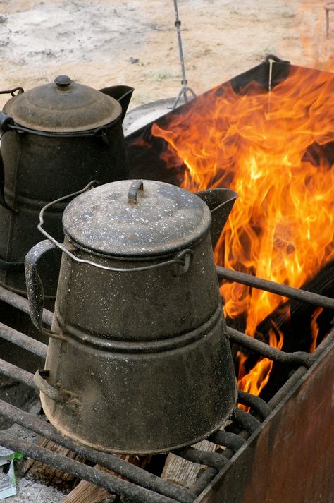 Kent Rollins, Camping Coffee Maker, Camping Cabins, Cowboy Coffee, Chuck Wagon, Dutch Oven Cooking, Coffee World, Steam Cooking, Campfire Food