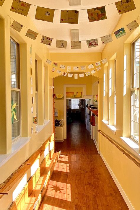 Waldorf Interior Design, Waldorf Inspired Home, Waldorf Home Decor, Waldorf School Classroom, Cute Preschool Classroom, Waldorf School Aesthetic, Private School Classroom, Elementary School Aesthetic, Waldorf Kindergarten Classroom