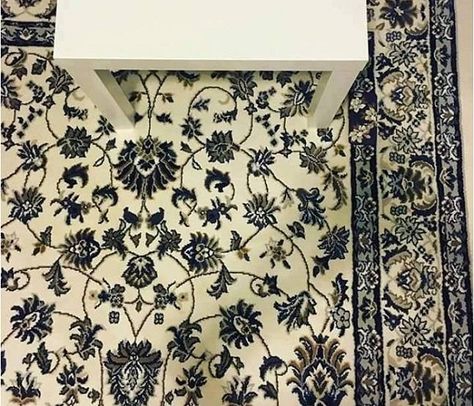 This is the latest WhatsApp puzzle going viral on the internet. The puzzle of finding a phone fell of in a floral print carpet. The phone is not easily vis Reto Mental, Hidden Object Game, Can You Find It, Wheres Waldo, Lets Play A Game, Baskin Robbins, Brain Teasers, Riddles, Optical Illusions