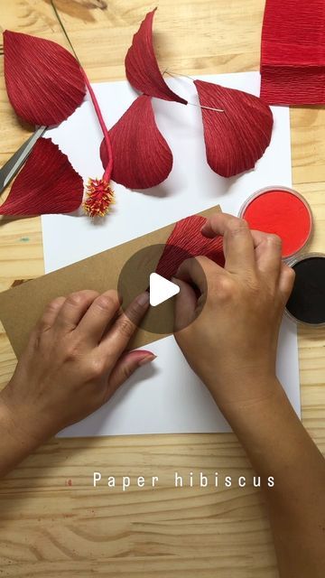 315 likes, 3 comments - yeu_creation_paper_flower on August 8, 2024: "Hibiscus en papier crépon Les hibiscus ne tiennent pas une fois coupées, c’est pour cette raison qu’elles ne trouvent pas aux rayons chez les fleuristes. Mais tout est possible en papier!!! Je suis en train de préparer ces fleurs pour une aimable amie ♥️ toujours avec plein de joie 😃". Flower In Paper, Crepe Paper Flowers Diy, Crepe Paper Roses, Tout Est Possible, Paper Leaves, How To Make Paper Flowers, Crepe Paper Flowers, August 8, Paper Flowers Diy