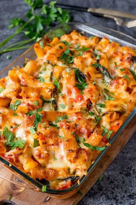 Cheesy Pasta Bake With Chicken And Bacon - a family favourite (and it makes great leftovers too!). Chicken And Bacon Pasta Bake, Pasta Bake Recipes, Baked Chicken Pasta Recipes, Bacon Pasta Bake, Mexican Sweet Potatoes, Cheesy Pasta Bake, Chicken Bacon Pasta, Pasta Bake Recipe, Resep Pasta