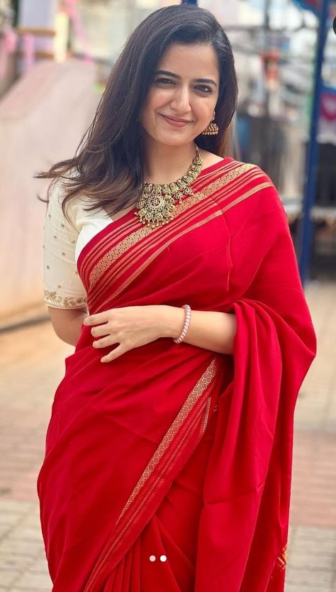 South Style Saree, Red Wedding Sarees, Blouse Designs Mysore Silk Saree, Bengali Wedding Guest Saree Look, Simple South Indian Saree Look, Yellow Saree Outfit, Bengali Saree Look Simple, Red Saree Styling, Mysore Silk Saree Wedding