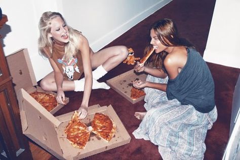 Total Friday night Friend Tumblr, Crystal Castles, Eating Pizza, Bff Goals, Pizza Party, Friend Goals, Best Friend Goals, Amy Winehouse, Teenage Years