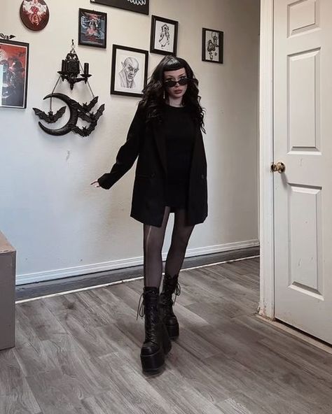 Casual Goth Mom Outfits, Cute Goth Winter Outfits, Modern Goth Style, Clean Girl Goth Aesthetic, Grown Up Goth Fashion, Goth Interview Outfit, Clean Goth Aesthetic Outfits, Outfits For Black Hair, Goth Clean Girl