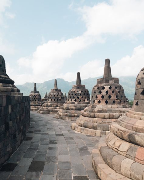 (2/3) - At Borobudur, the largest Buddhist Temple in the world. Swipe to see some of the architecture there. It's only 1220 years old. #Borobudur #BuddhistTemple #AncientMonument #IndonesiaHeritage #Yogyakarta #HistoricalSite #CulturalWonder #TempleTour #SoutheastAsia #UNESCOWorldHeritage #UNESCO Ash, Yogyakarta, Borobudur Temple, Buddhist Temple, Unesco World Heritage, Historical Sites, Southeast Asia, Monument, Temple