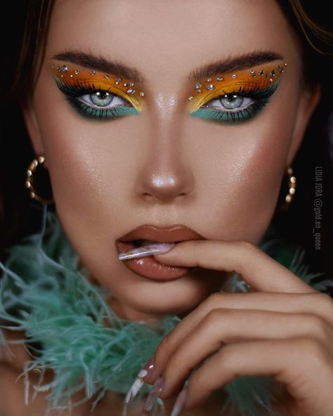 Green Contacts, Makeup Portfolio, High Fashion Makeup, Colored Contact Lenses, Colorful Eye Makeup, Creative Eye Makeup, Creative Makeup Looks, Index Finger, Eye Makeup Art